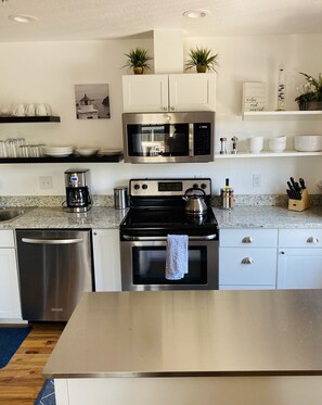 Fridge, microwave, oven, stovetop - New Downtown 3 Bedroom Upstairs Flat with views (Ashland)