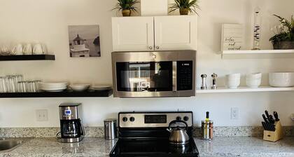 New Downtown 3 Bedroom Upstairs Flat with views
