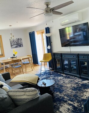 Smart TV - New Downtown 3 Bedroom Upstairs Flat with views (Ashland)