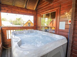 Cottage | Outdoor spa tub