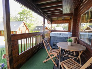 Cottage | Outdoor spa tub - Sun View Lodge (Llanbedr)