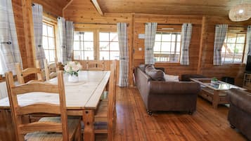 Cottage | Dining