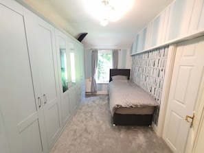 7 bedrooms, desk, iron/ironing board, travel crib