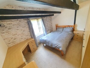 7 bedrooms, desk, iron/ironing board, travel cot