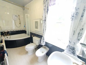 Combined shower/tub, hair dryer, towels, soap - Detached Unique 8 Bedroom House Located in Leicester (Leicester)
