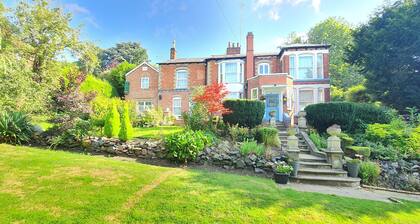 Detached Unique Period Country House Located in Leicester