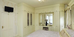 7 bedrooms, desk, iron/ironing board, travel cot - Detached Unique 8 Bedroom House Located in Leicester (Leicester)