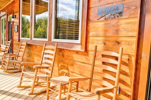 Terrace/patio - Smokey Mnt. Getaway w/Hot Tub, Deck + Amazing view (Sevierville)