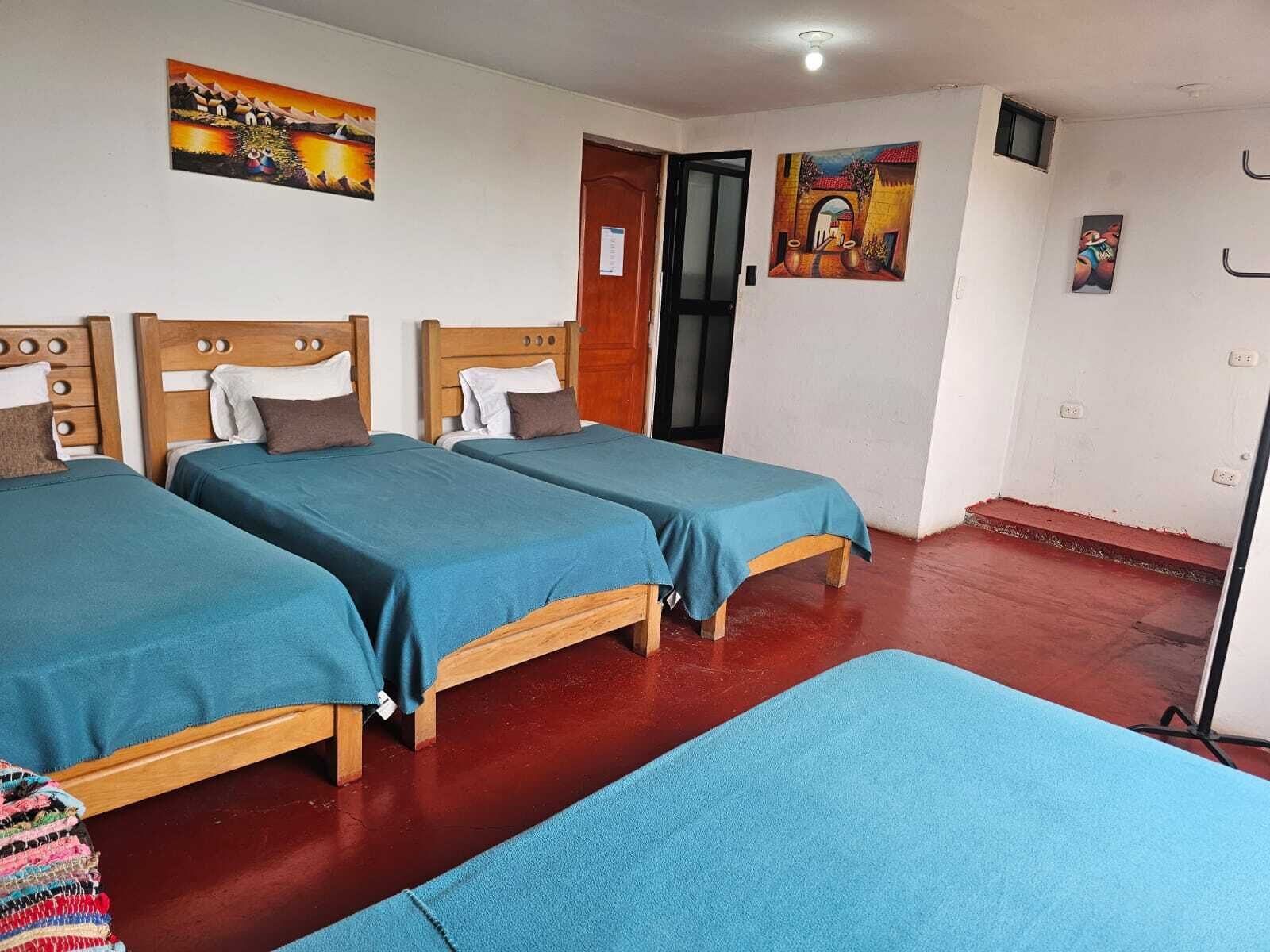 Habitación cuádruple estándar | Ropa de cama de alta calidad y edredones de plumas