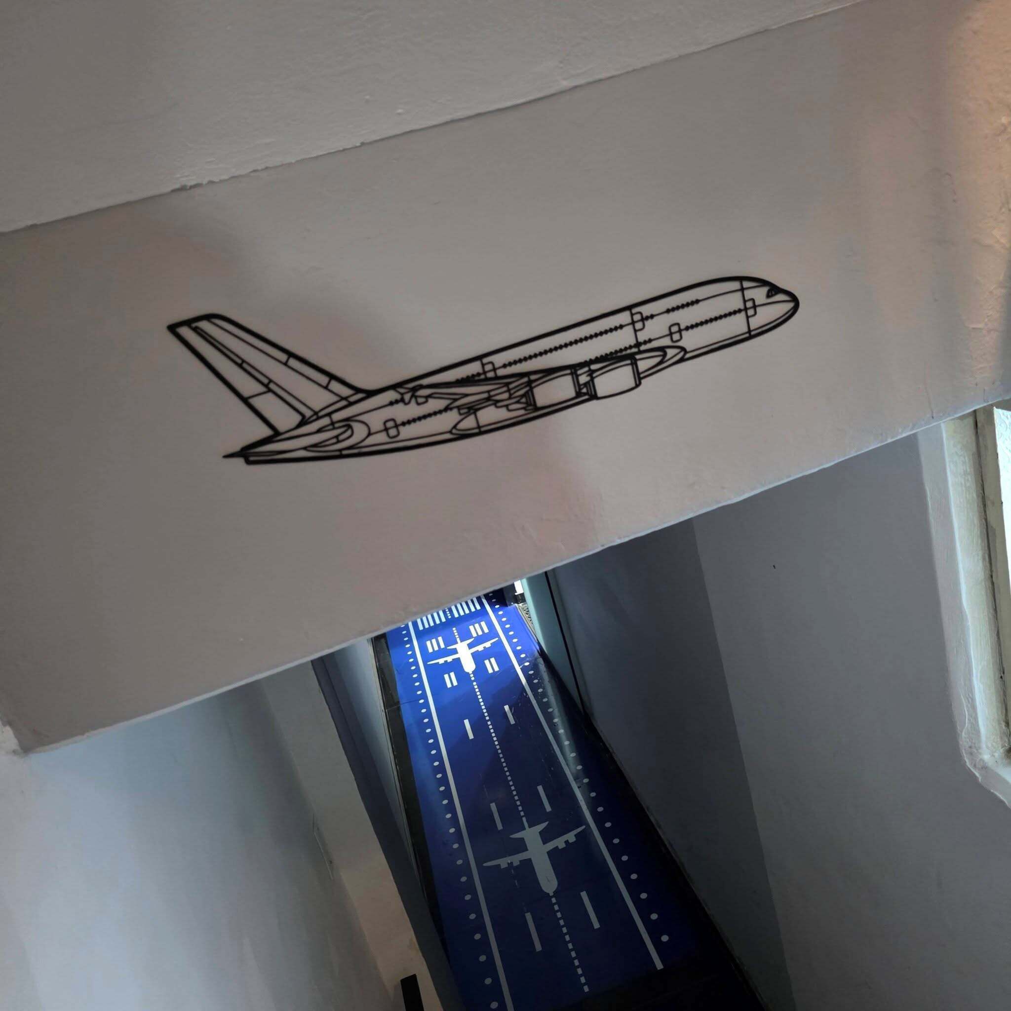 Un dibujo de un avión sobre un fondo blanco.