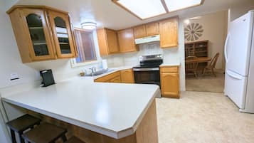 ثلاجة، ميكروويف، فرن، موقد طهي مسطح