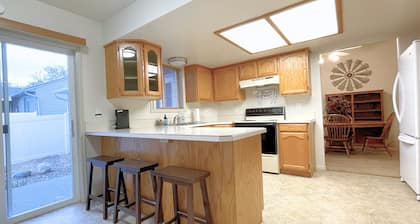 The Hideout-2BR/2BA Townhouse near Highland!