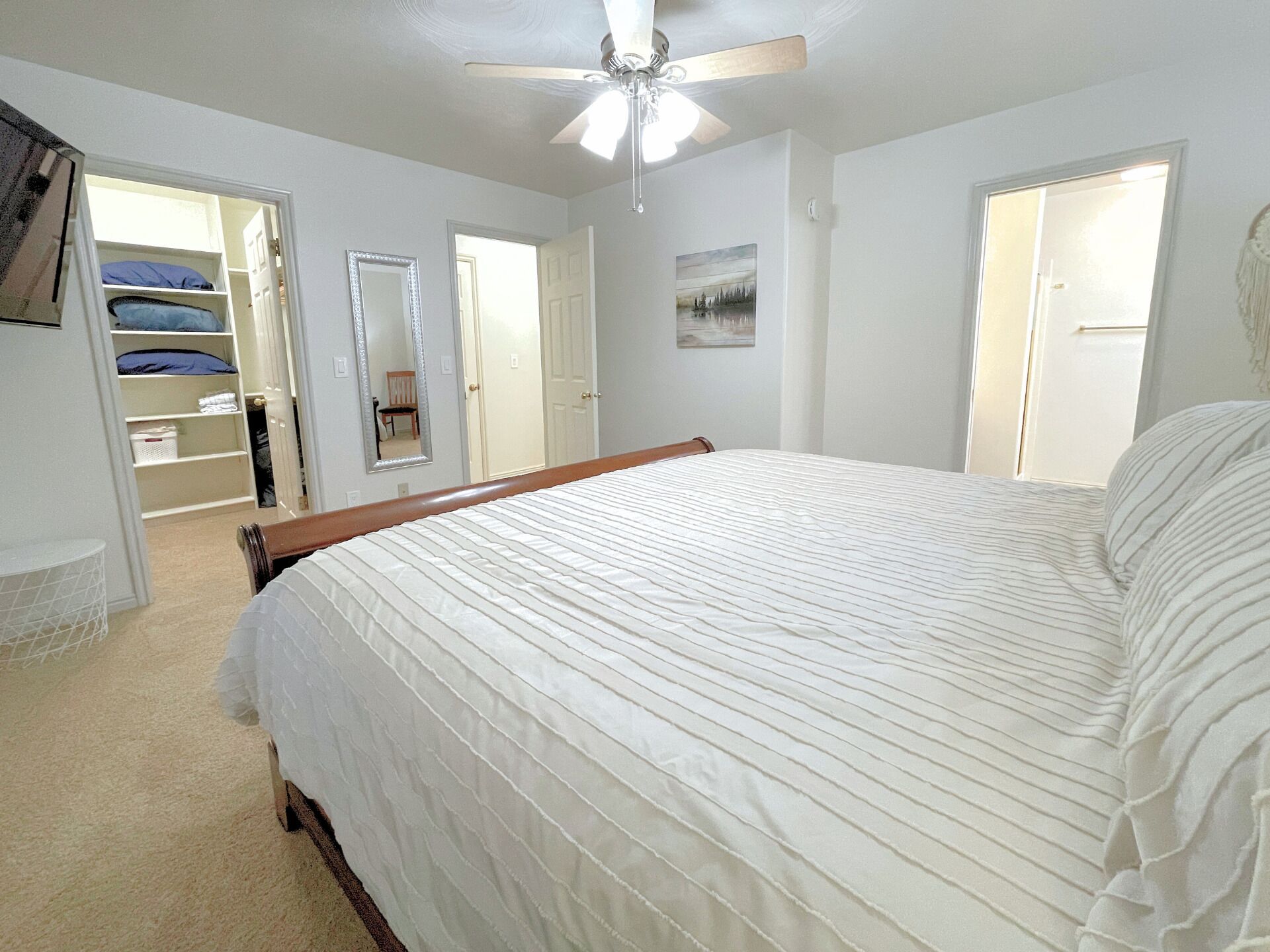3 bedrooms, desk, iron/ironing board, travel crib