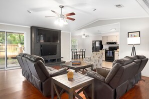 Smart TV, video games - Gainesville Game Day Home with Patio and Grill! (Gainesville)