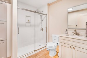 Duschwanne, Haartrockner, Bidet, Handtücher