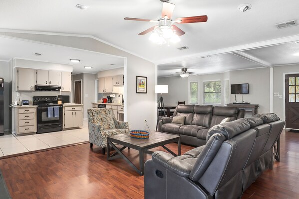 Smart TV, video games - Gainesville Game Day Home with Patio and Grill! (Gainesville)