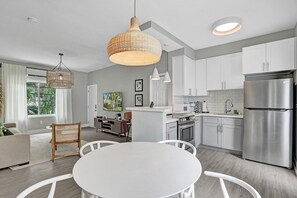 Fridge, microwave, oven, stovetop - Mayan Suite 2 Bed / 2 Bath Miami Beach Lincoln Rd (Miami Beach)