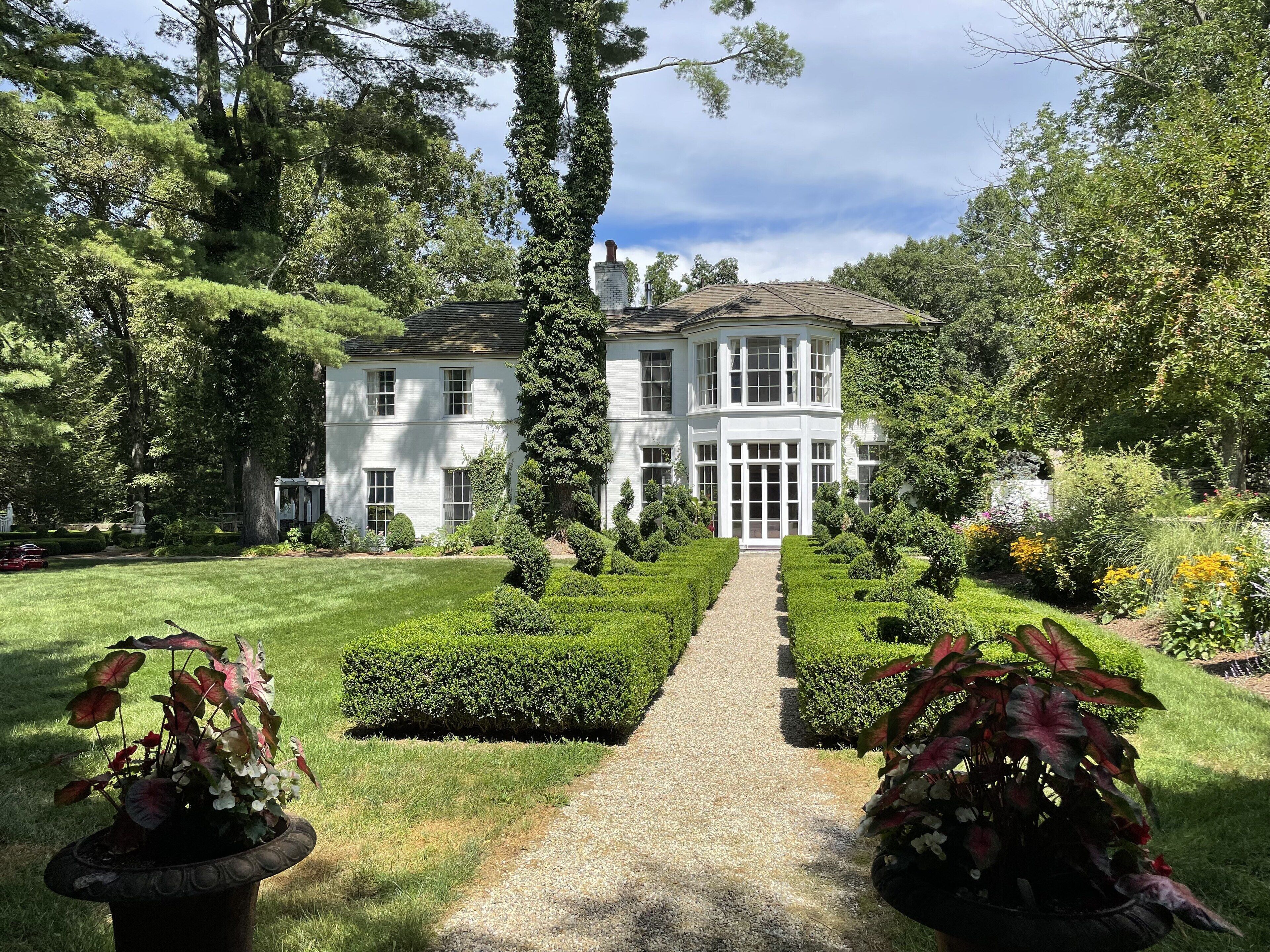 Luxurious 5 BR mansion in the heart of Washington, CT