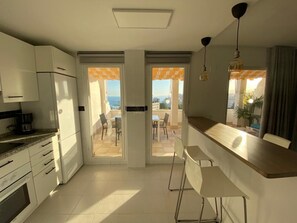 Fridge, microwave, oven, stovetop - Duplex penthouse facing the sea (Marbella)