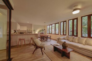 Ropa de cama hipoalergénica y caja de seguridad en la habitación 