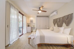 Ropa de cama hipoalergénica y caja de seguridad en la habitación 