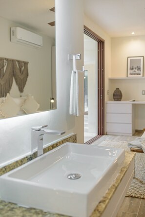 Shower, rainfall showerhead, free toiletries, hair dryer