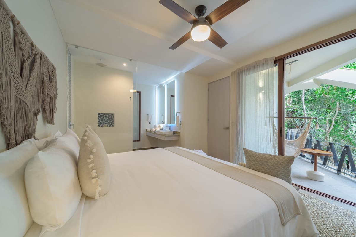Kamar Standar, 1 Tempat Tidur King | Seprai antialergi, brankas, setrika/meja setrika, dan Wi-Fi gratis