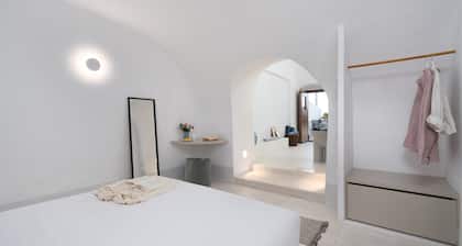 Kalyva House in center of Oia