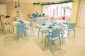 朝食 (ビュッフェ)、毎日提供 (無料)