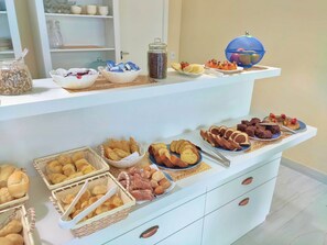 Free daily buffet breakfast  - Pousada Cavalero (Penha)
