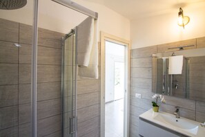 Shower, hair dryer, bidet, towels - Villa Tiziana Abba Urci (Sardegna)