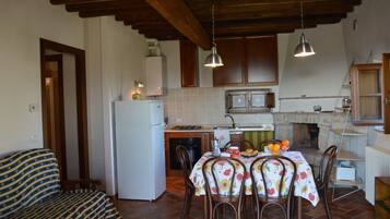 House, 2 Bedrooms, Smoking, Patio | Interior