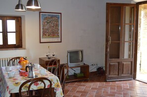 House, 2 Bedrooms, Smoking, Patio | Dining room