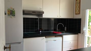 Réfrigérateur, micro-ondes, plaque de cuisson, lave-vaisselle