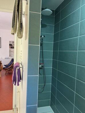 Shower, hair dryer, towels - Detached villa in residential area, beach and shops nearby (Sanary-sur-Mer)