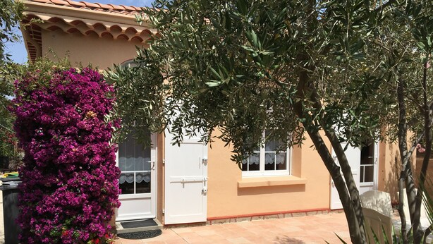 A house with a tiled patio, a door, and a window with a white frame. - Detached villa in residential area, beach and shops nearby (Sanary-sur-Mer)