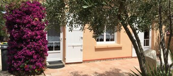 Detached villa in residential area, beach and shops nearby
