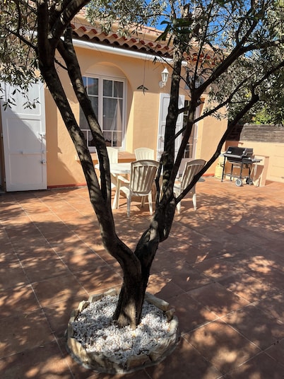 Detached villa in residential area, beach and shops nearby