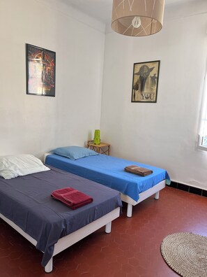 2 bedrooms, iron/ironing board, travel crib, WiFi (free) - Detached villa in residential area, beach and shops nearby (Sanary-sur-Mer)