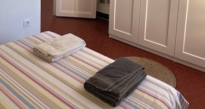 Detached villa in residential area, beach and shops nearby