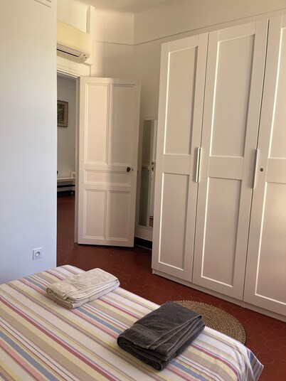 Detached villa in residential area, beach and shops nearby