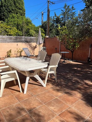 Outdoor dining - Detached villa in residential area, beach and shops nearby (Sanary-sur-Mer)