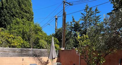 Detached villa in residential area, beach and shops nearby