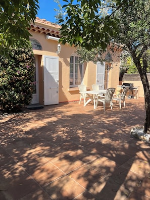 Outdoor dining - Detached villa in residential area, beach and shops nearby (Sanary-sur-Mer)
