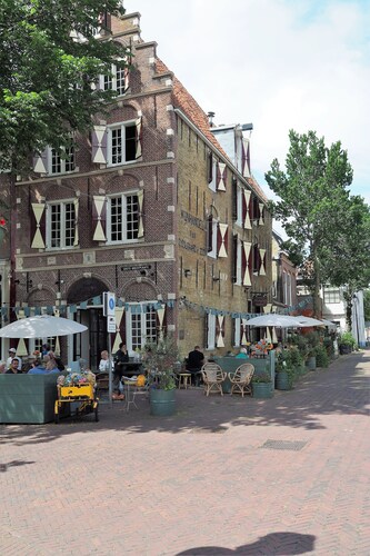 Detached house; garden fenced with conifers; lots of privacy; near the Wadden Islands