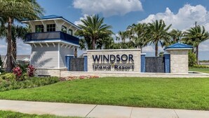Une enseigne pour le complexe hôtelier Windsor Island Resort, sur laquelle on peut clairement voir le nom et le logo de l’établissement.