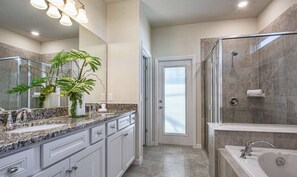 Bathtub, towels, soap, toilet paper - No Back Neighbors-8BR-FREE Waterpark & clubhouse!  (Davenport)