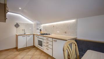 Kühlschrank, Ofen, Wasserkocher mit Kaffee-/Teezubehör