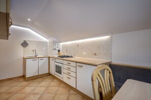 Jääkaappi, uuni, kahvin-/teenkeitin