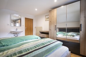 2 bedrooms, free WiFi, bed sheets - Traditional apartments Trebe 160A (Ortisei)